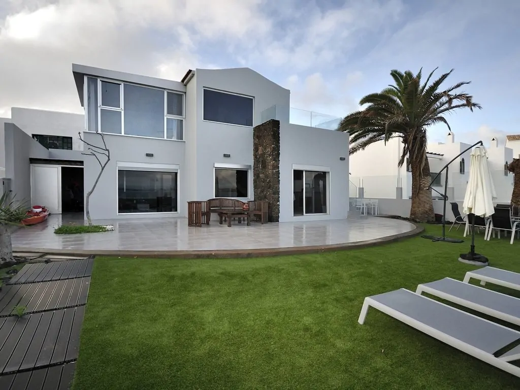 beachfront villas to rent in corralejo