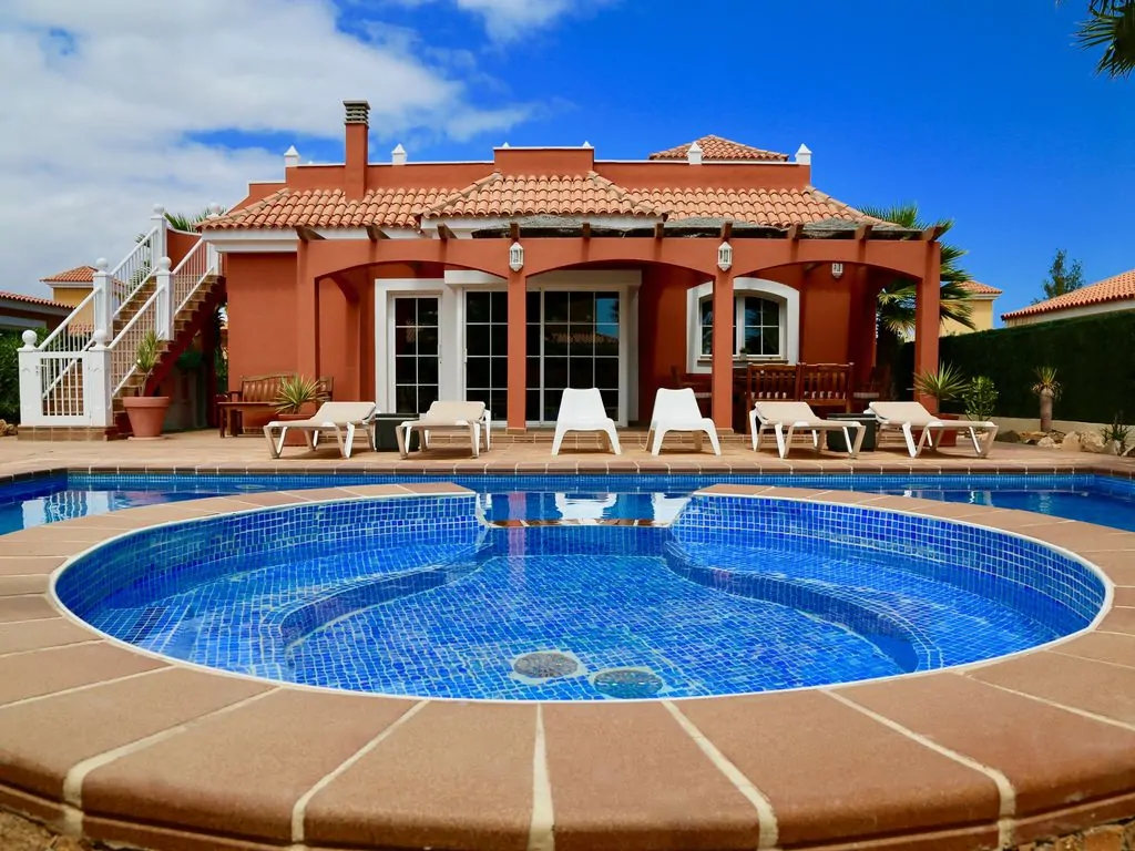 Villas to rent in Caleta de Fuste Fuerteventura with pools
